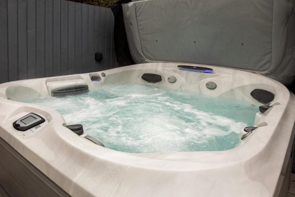 The Cowshed - Luxury Barn with Hot Tub House in Kidderminster Road