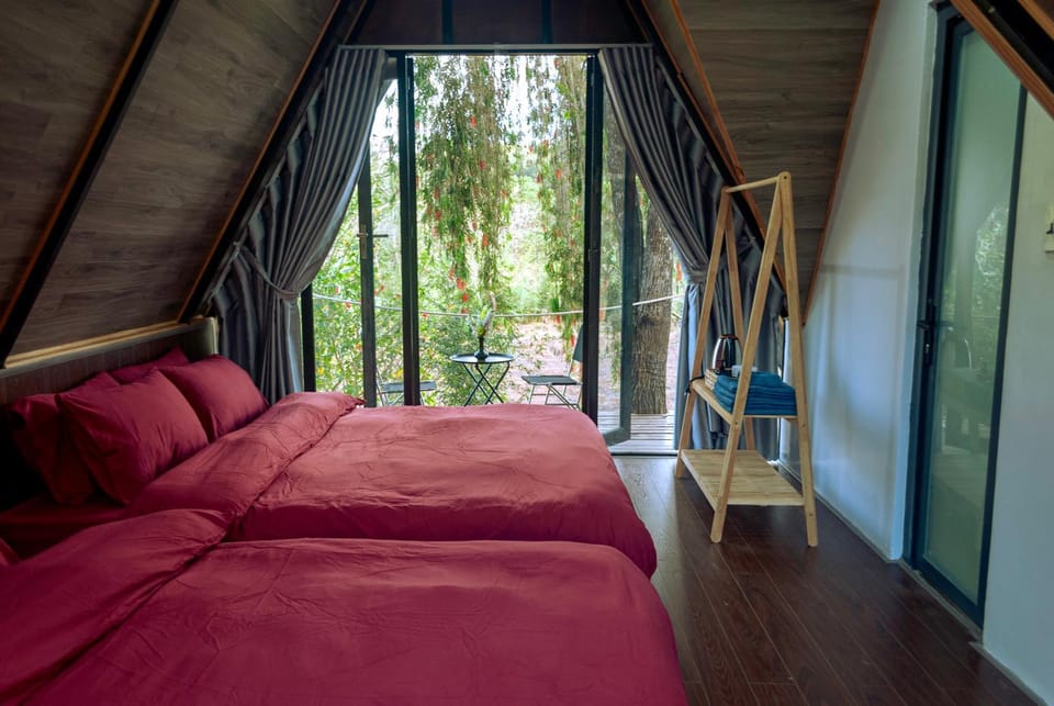 Bed, Garden, View (from property/room), Photo of the whole room, Bedroom, Garden view, furniture