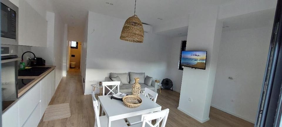 Coffee/tea facilities, Kitchen or kitchenette, Living room, Seating area, Dining area