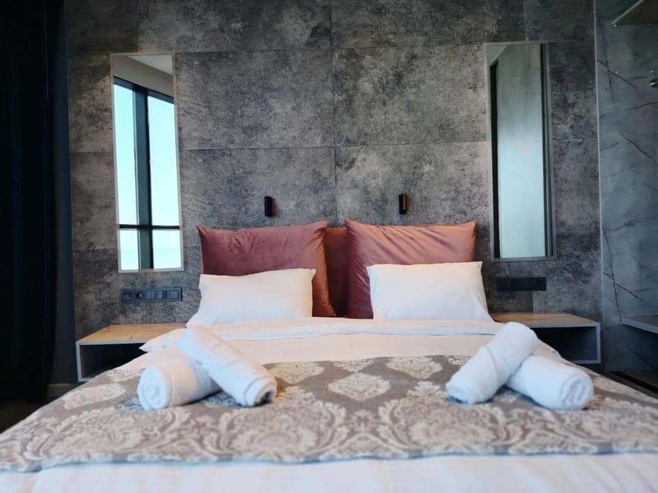 Bed, Photo of the whole room, Bedroom, towels
