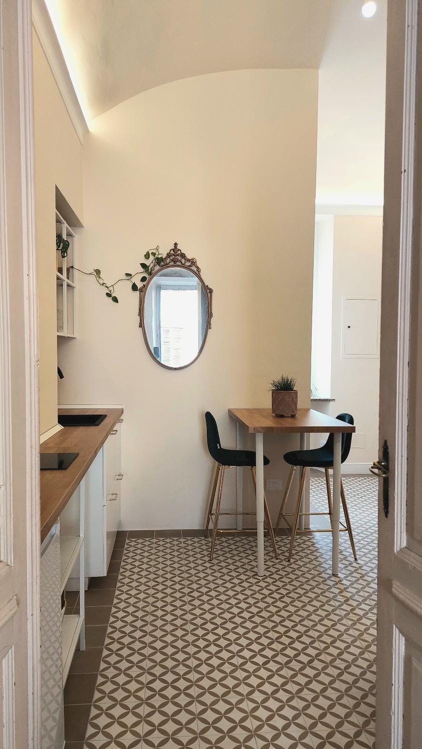Kitchen or kitchenette, Dining area