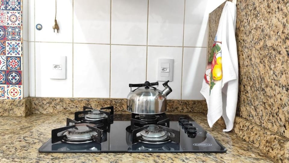 Coffee/tea facilities, Kitchen or kitchenette, stove