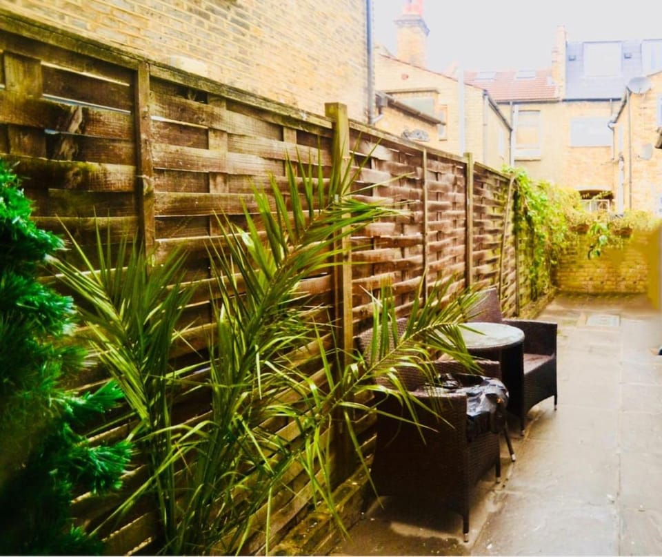 Courtyard Oasis Apartment in London