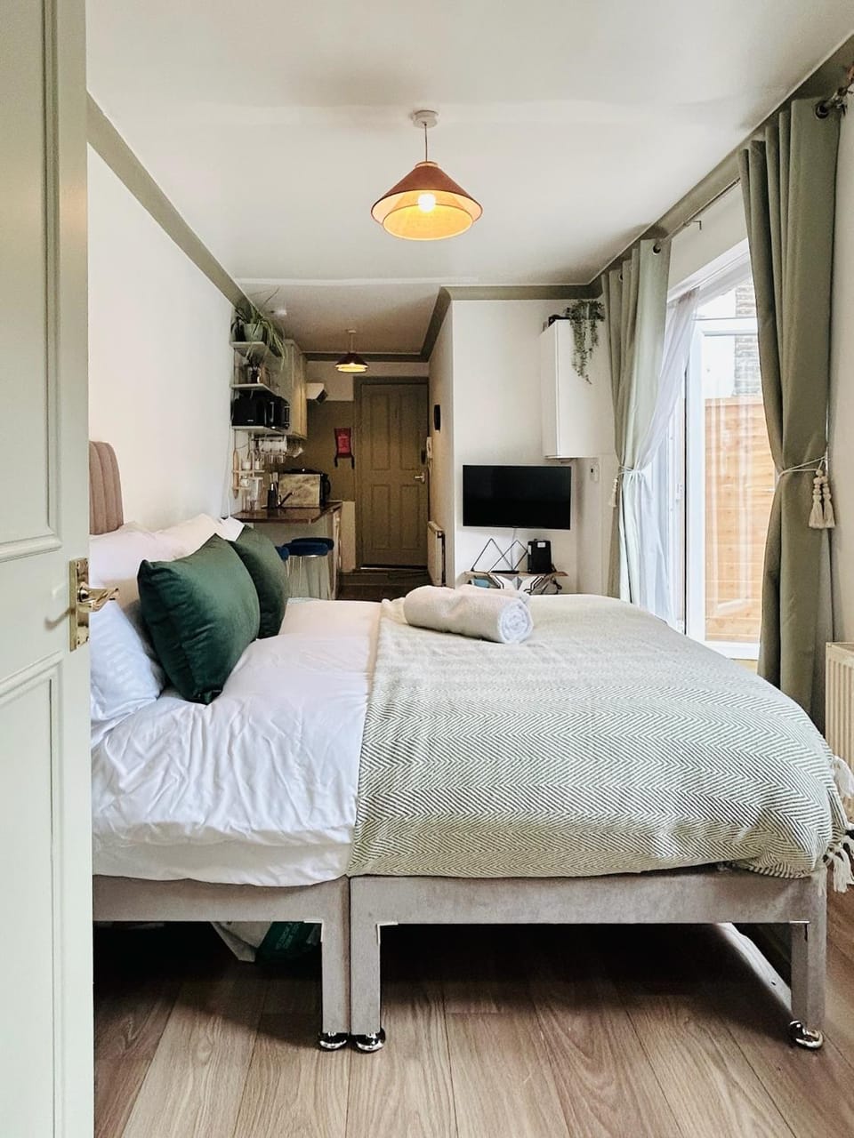 Bed, TV and multimedia, Photo of the whole room, Bedroom