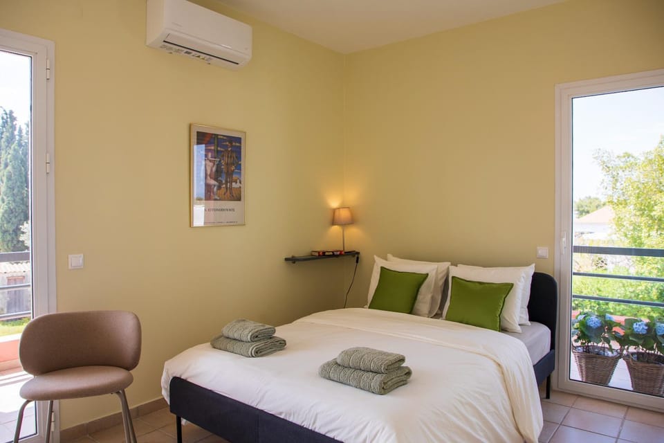 Bed, Photo of the whole room, Bedroom, towels, air conditioner