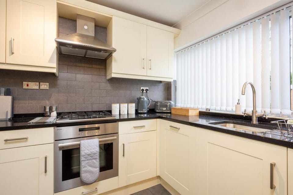 Luxury 4 Bedroom House With Parking House in Shirley