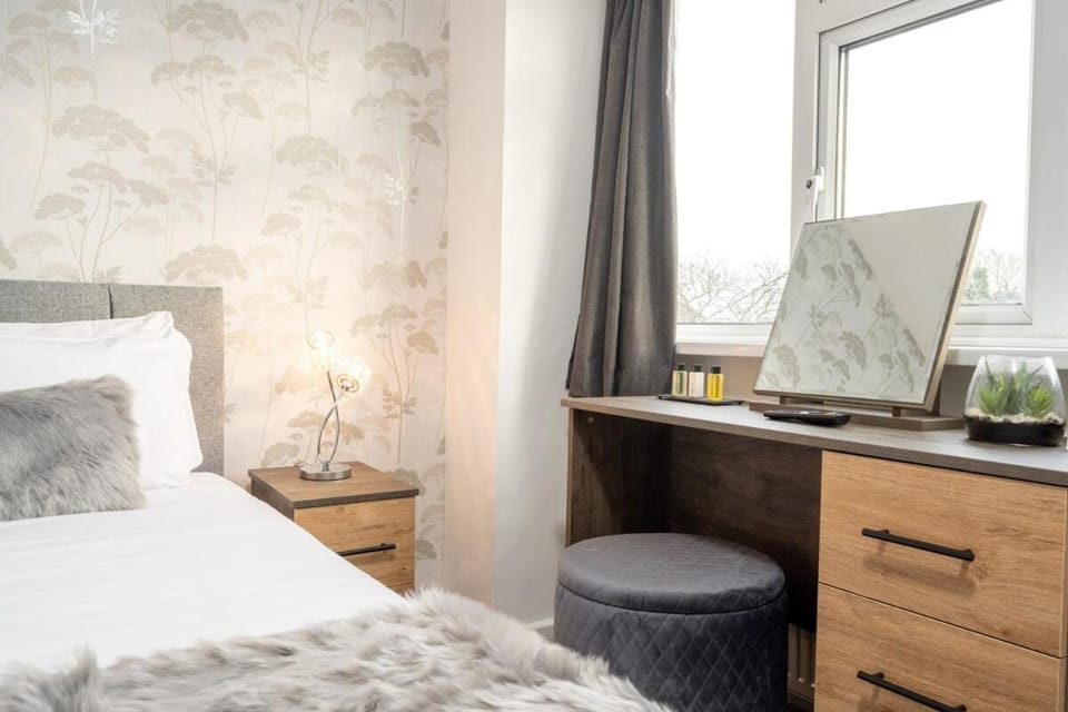 Luxury 4 Bedroom House With Parking House in Shirley