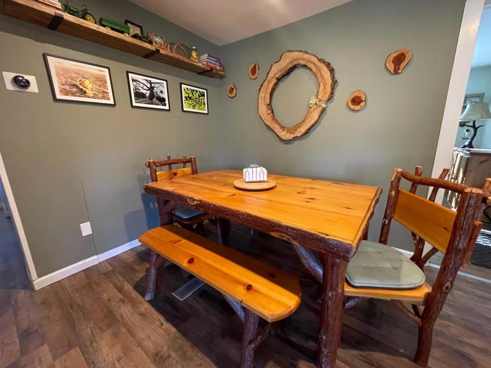 Decorative detail, Seating area, Dining area