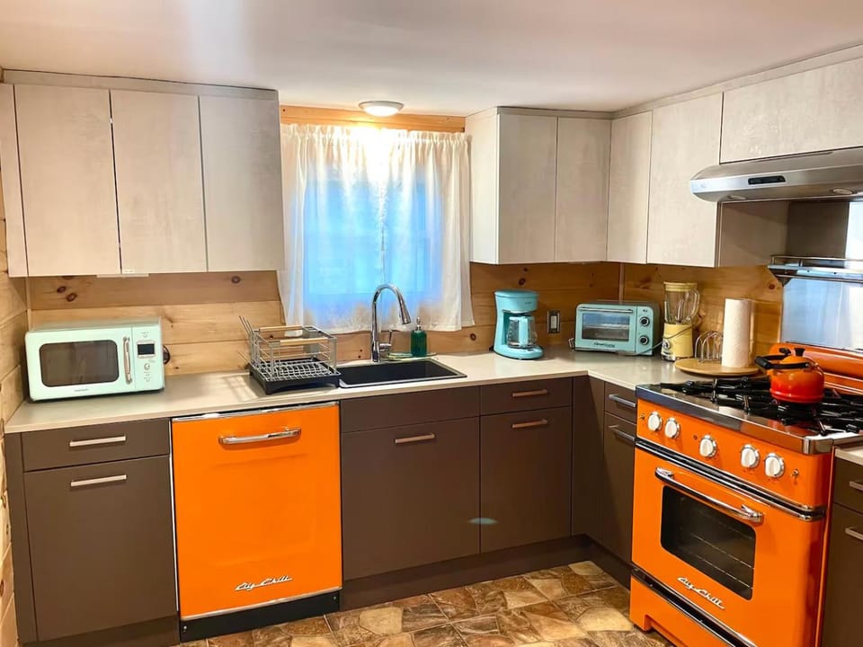 Coffee/tea facilities, Kitchen or kitchenette, dishwasher, microwave, oven, stove, toaster