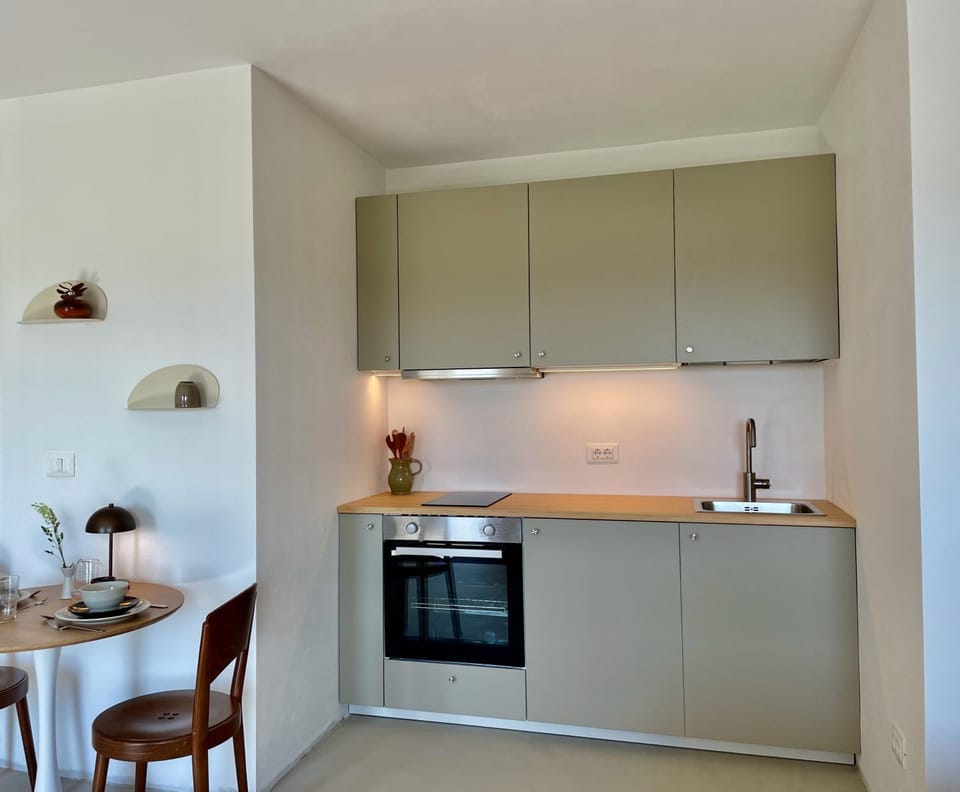 Kitchen or kitchenette, oven, stove