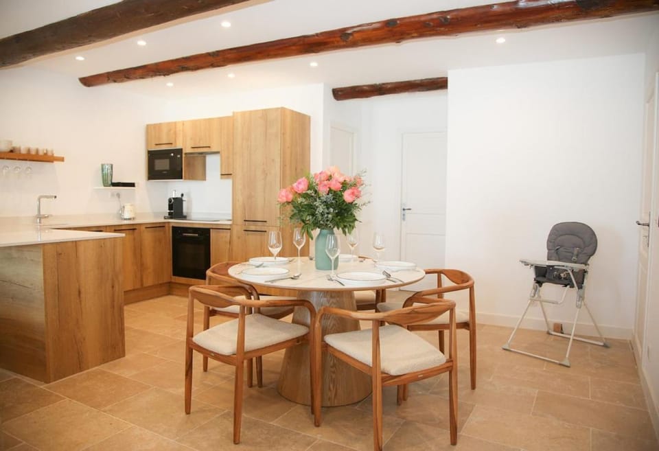 Kitchen or kitchenette, Dining area, oven