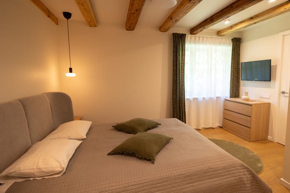 Bed, TV and multimedia, Photo of the whole room, Seating area, Bedroom