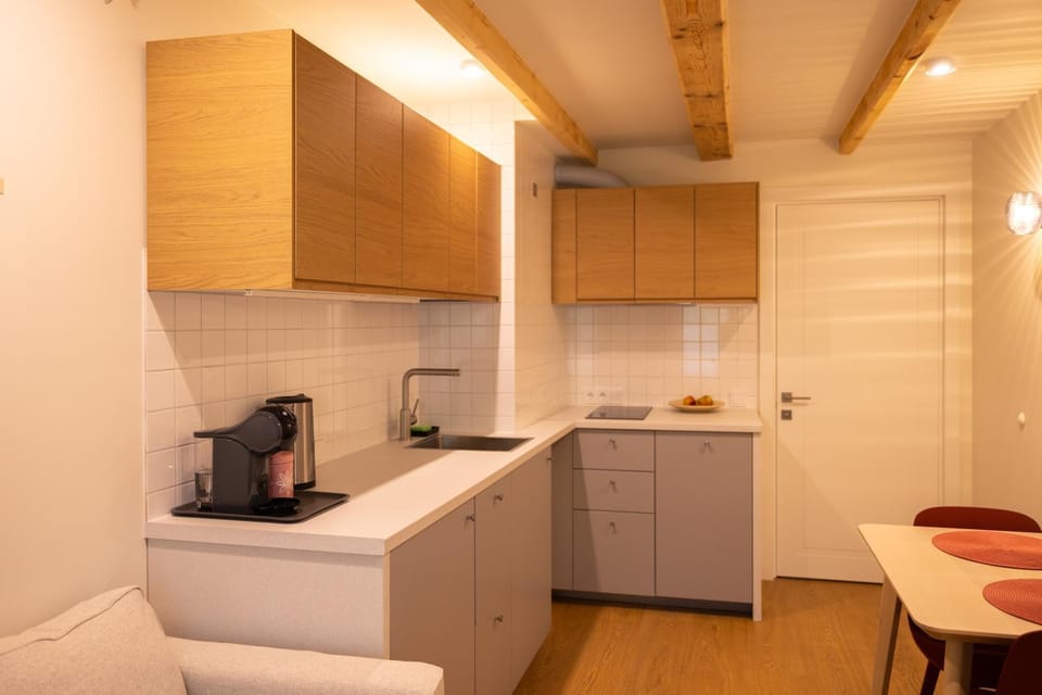 Coffee/tea facilities, Kitchen or kitchenette, Dining area, stove, toaster