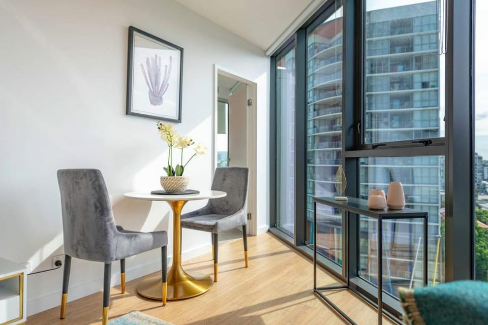 Stunning Getaway One King Bed with Unlimited Wi-Fi Apartment in Brisbane City
