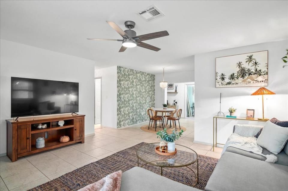 Coastal Pool Bungalow - 15 Mins to Famous Beaches House in Sarasota