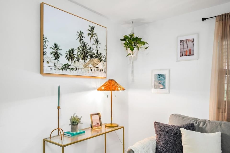 Coastal Pool Bungalow - 15 Mins to Famous Beaches House in Sarasota