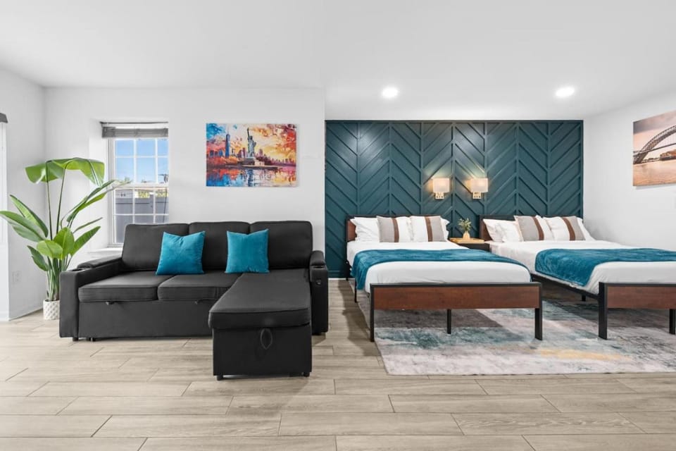 Bed, Seating area