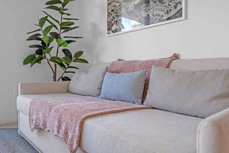 Bright and Breezy 1 Bed Unit With Water and City Views Apartment in Miami
