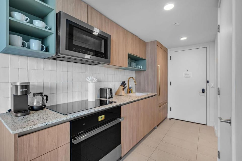 Bright and Breezy 1 Bed Unit With Water and City Views Apartment in Miami