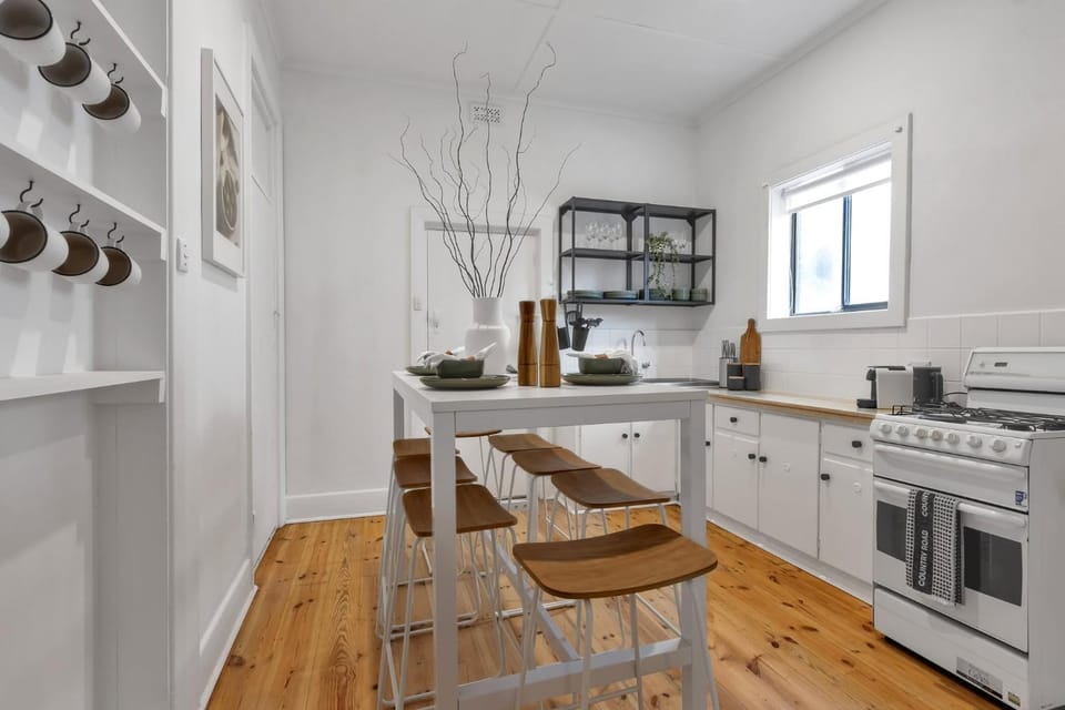 Glenelg Beach Retreat Spacious 2BR Sleeps 8 Free WiFi AC 2min to Beach Apartment in Adelaide