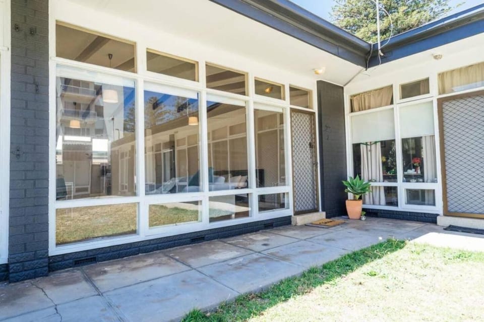 3 minutes from Glenelg Beach Apartment in Adelaide