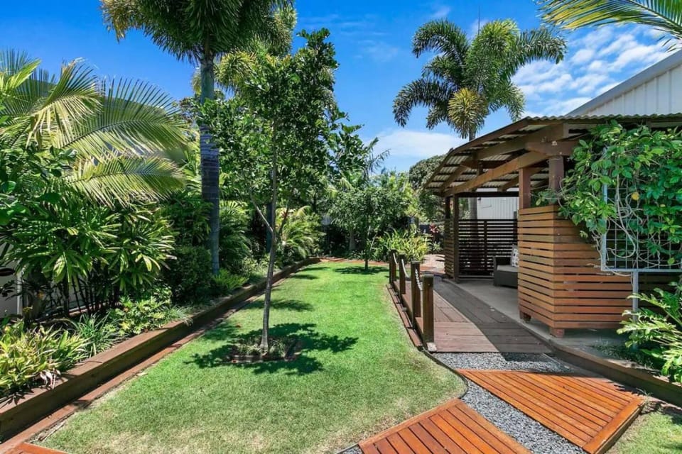 Property building, Day, Garden, Garden view