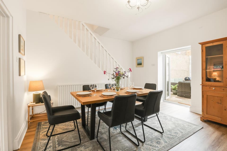 Seating area, Dining area
