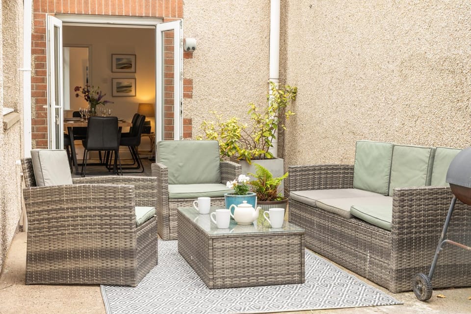 Patio, Day, Seating area, Dining area
