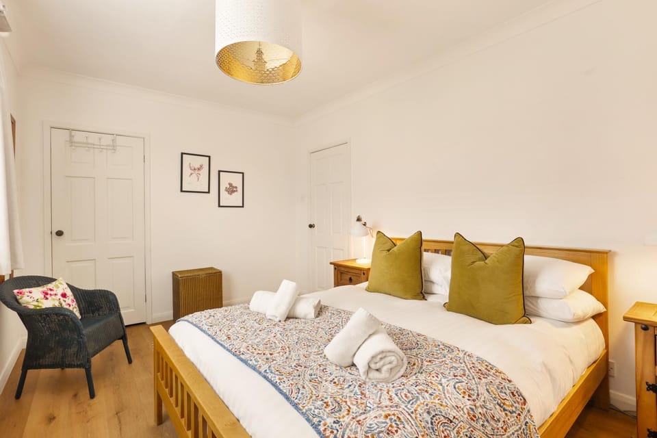 Bed, Photo of the whole room, Seating area, Bedroom
