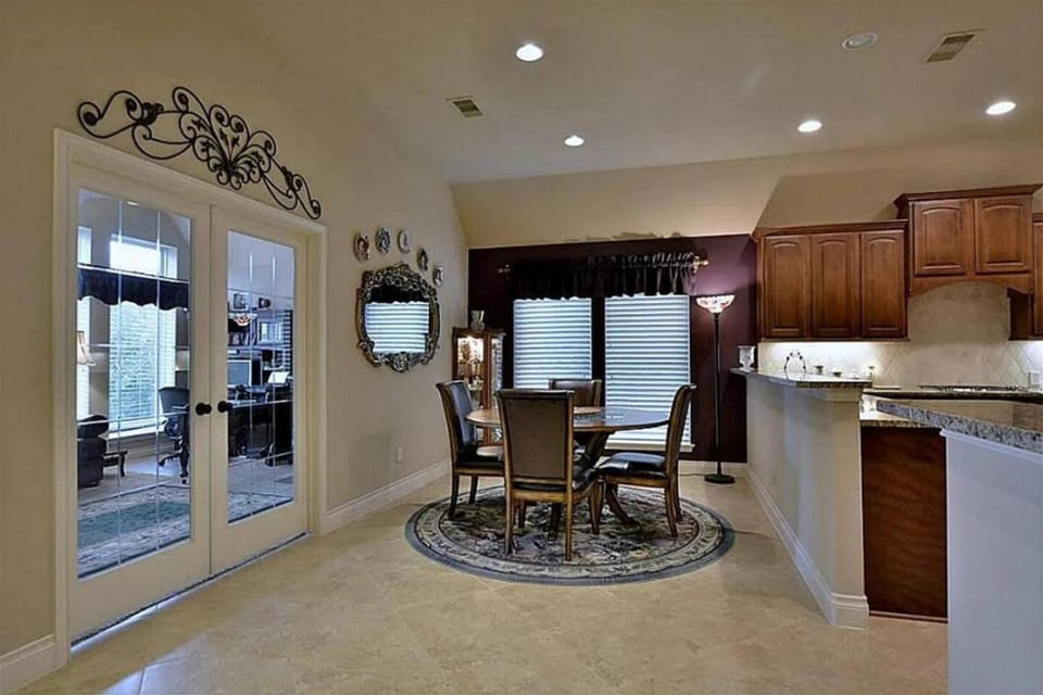 Massive 4 bedroom in great neighborhood House in Pearland