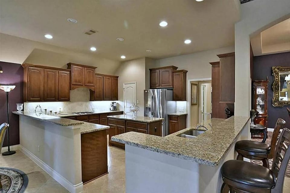 Massive 4 bedroom in great neighborhood House in Pearland