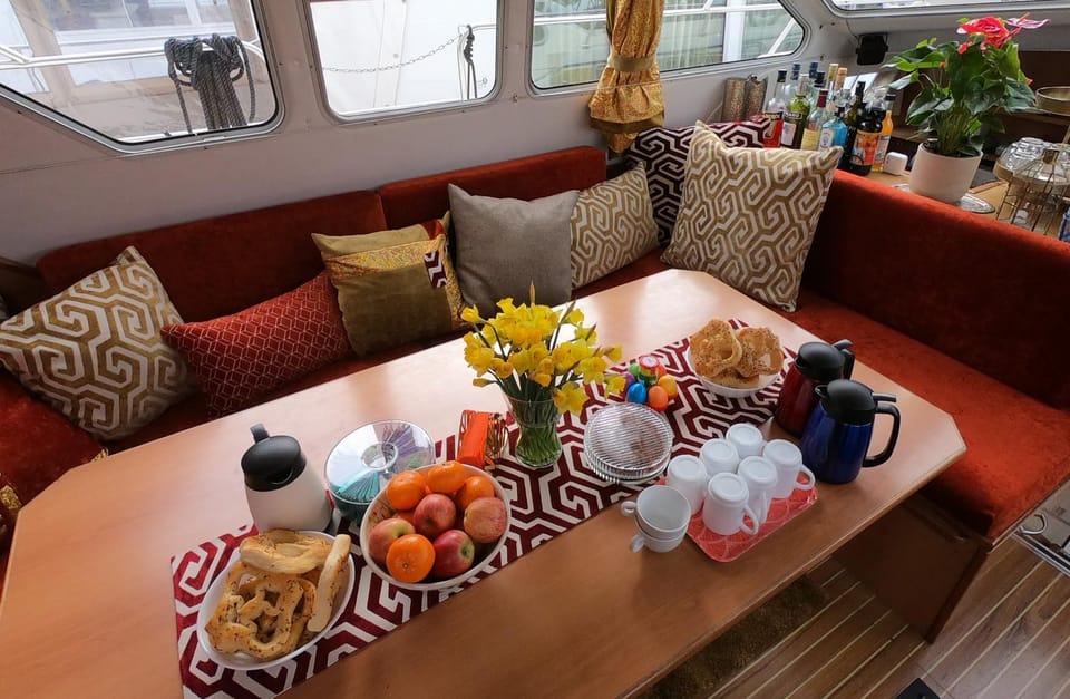 Communal lounge/ TV room, Living room, Seating area, Breakfast, Continental breakfast