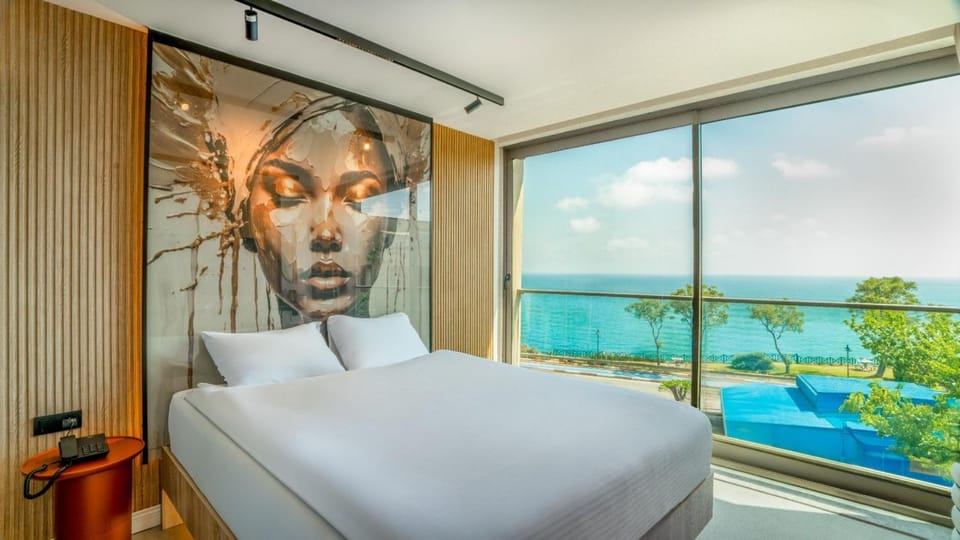 Bed, Natural landscape, Photo of the whole room, Sea view