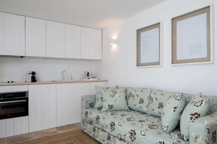Kitchen or kitchenette, Living room, Seating area, stove