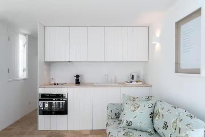 Coffee/tea facilities, Kitchen or kitchenette, Living room, Seating area