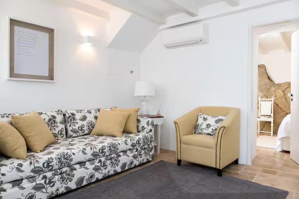 Living room, Seating area, air conditioner