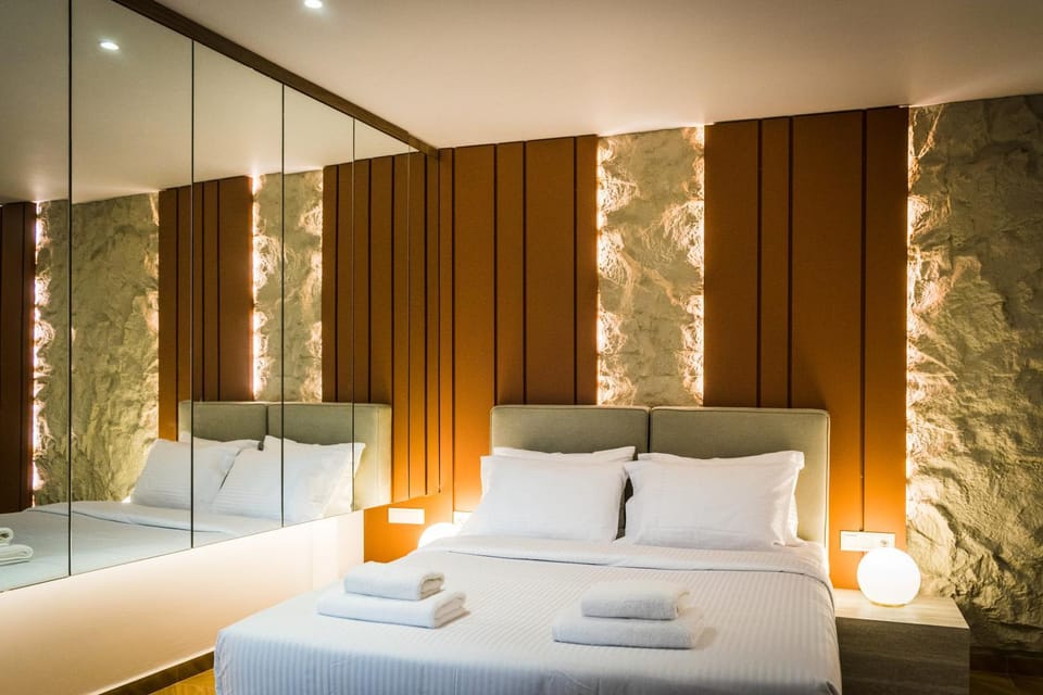 Bed, Bedroom, towels