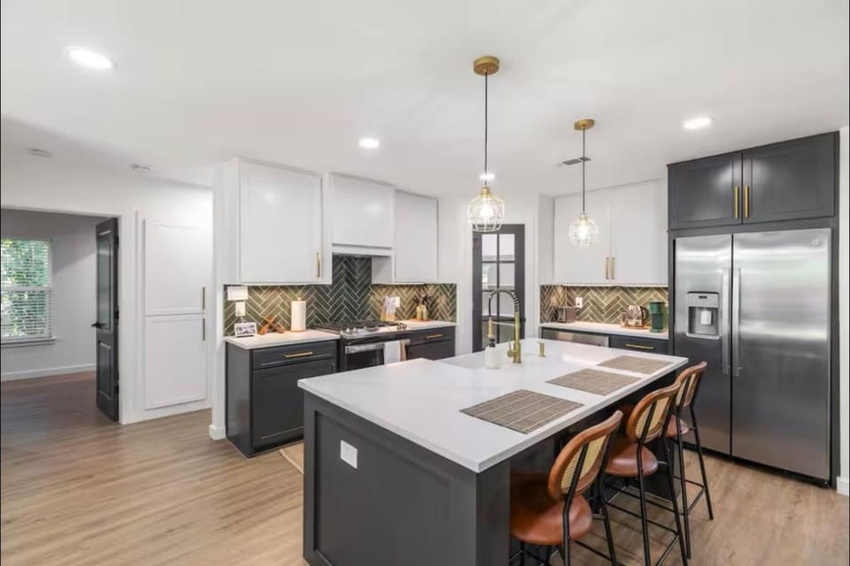 Luxury Oasis 4B 2B Jacuzzi Pet Friendly House in Plano