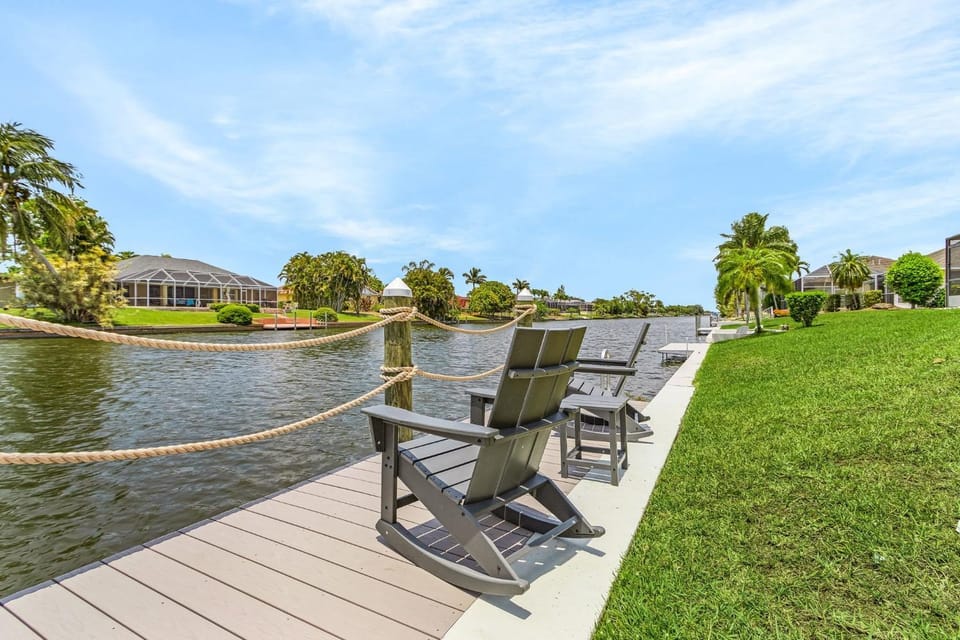 Heated Pool with Freshwater Canal View - Tropical Oasis - Roelens House in Cape Coral