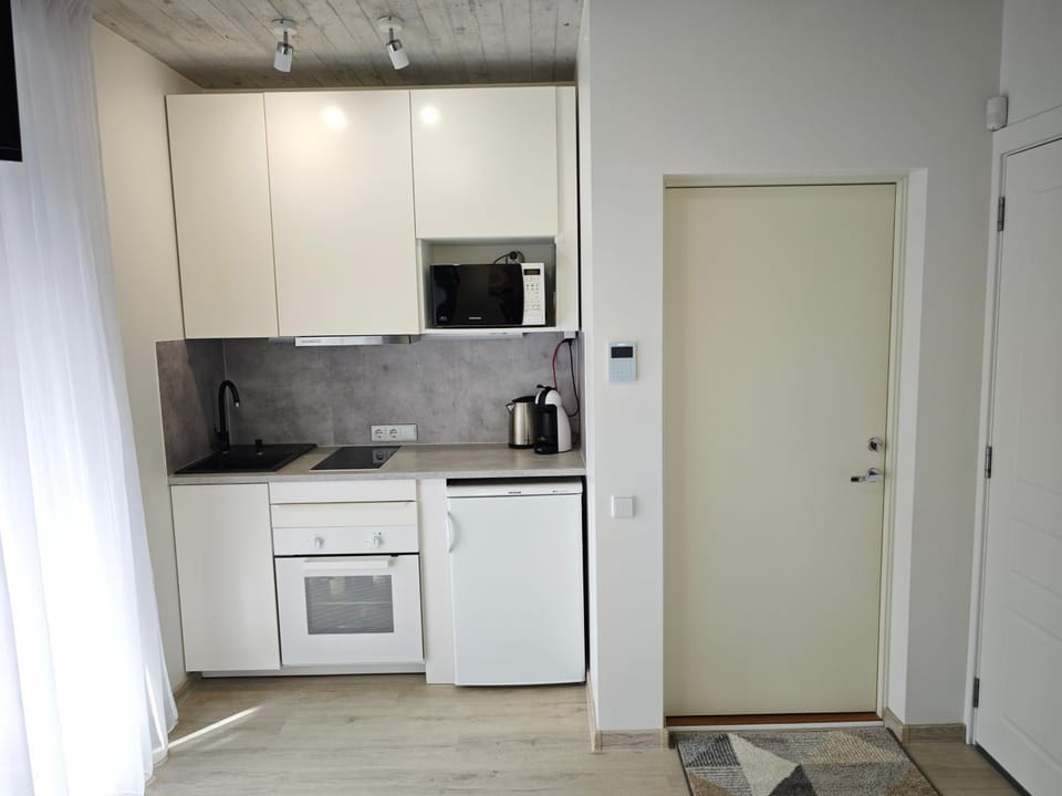 Coffee/tea facilities, Kitchen or kitchenette, oven, stove