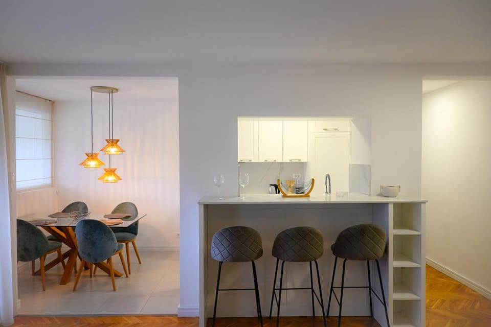 Kitchen or kitchenette, Dining area