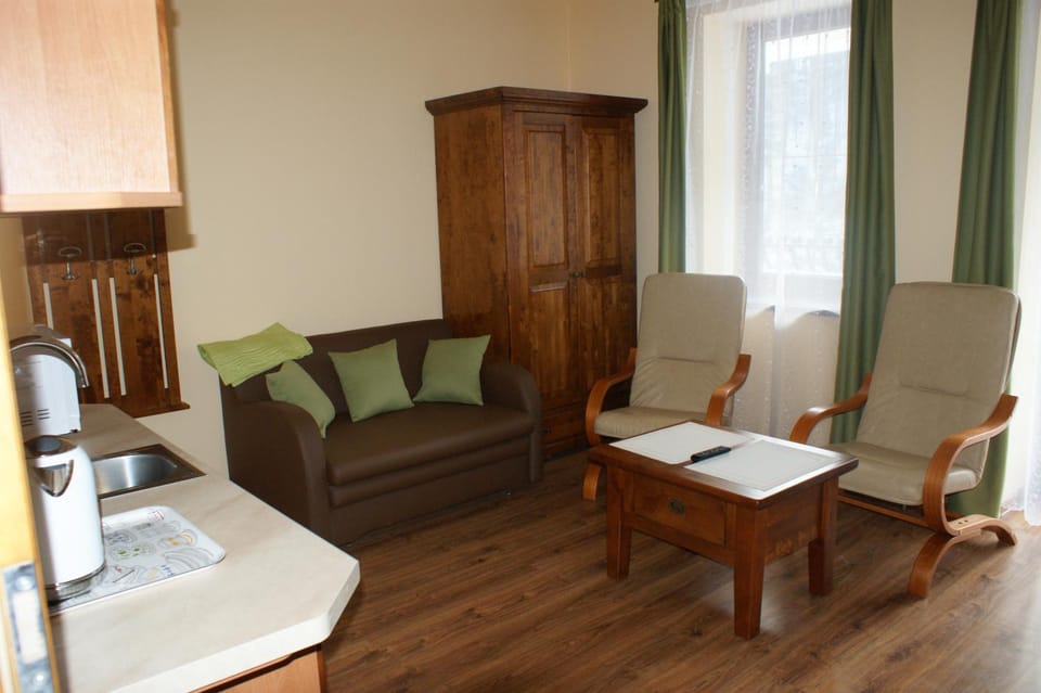 Bed, Kitchen or kitchenette, Living room, Food and drinks, Photo of the whole room, Seating area