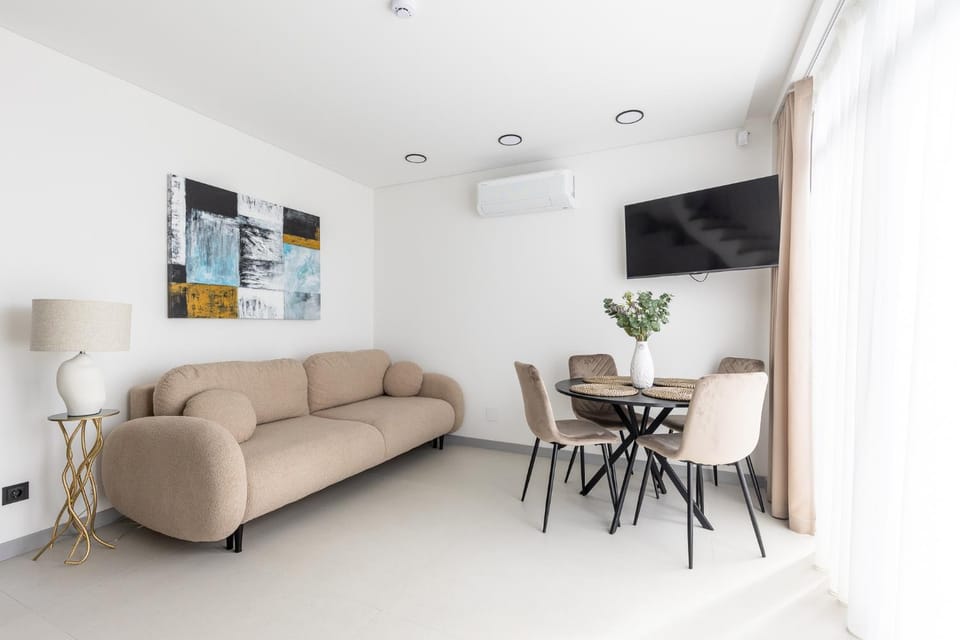 Communal lounge/ TV room, TV and multimedia, Living room, Seating area, Dining area, Evening entertainment, air conditioner