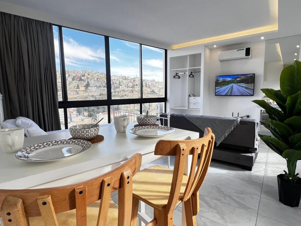 Bird's eye view, TV and multimedia, View (from property/room), Living room, Seating area, Dining area, City view, Landmark view, air conditioner
