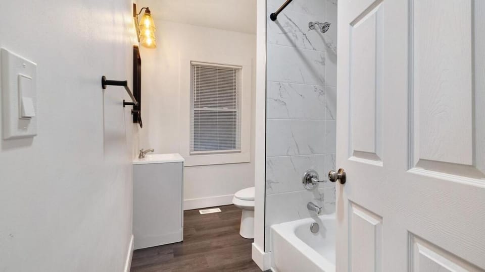 Walk to Niagara Falls! 12 Bedrooms! House in Niagara Falls