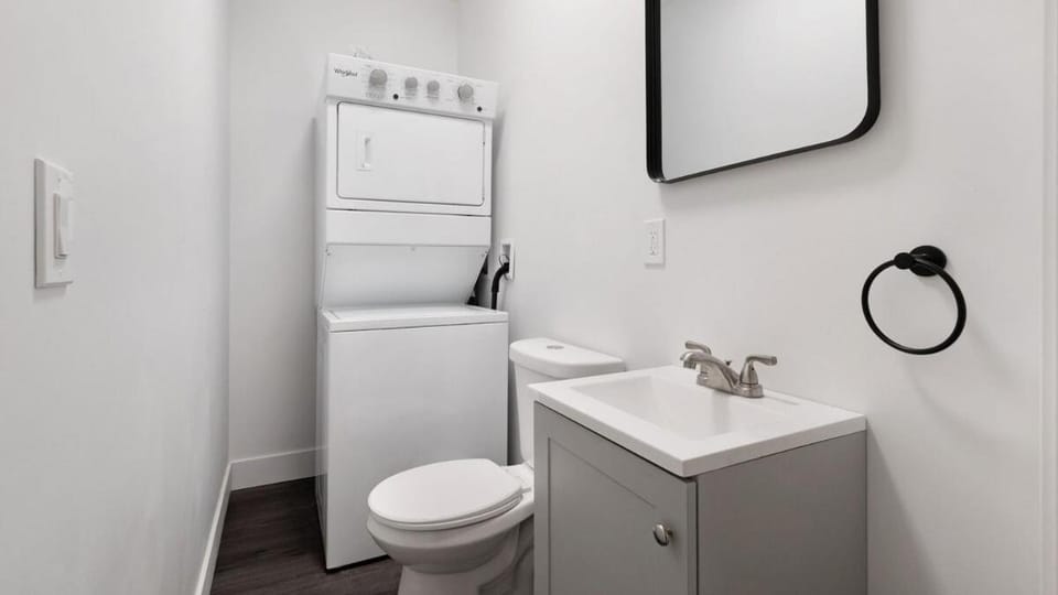 Walk to Niagara Falls! 12 Bedrooms! House in Niagara Falls