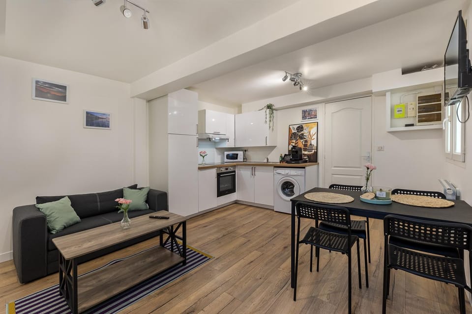 Kitchen or kitchenette, Living room, Seating area, Dining area, stove