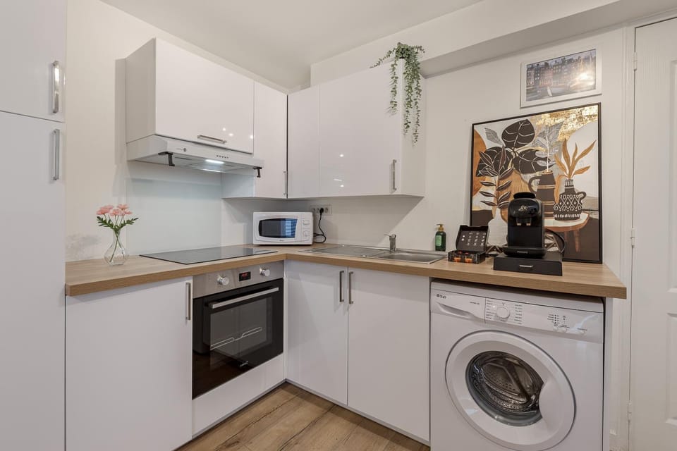 Coffee/tea facilities, Kitchen or kitchenette, oven, stove, toaster, washing machine