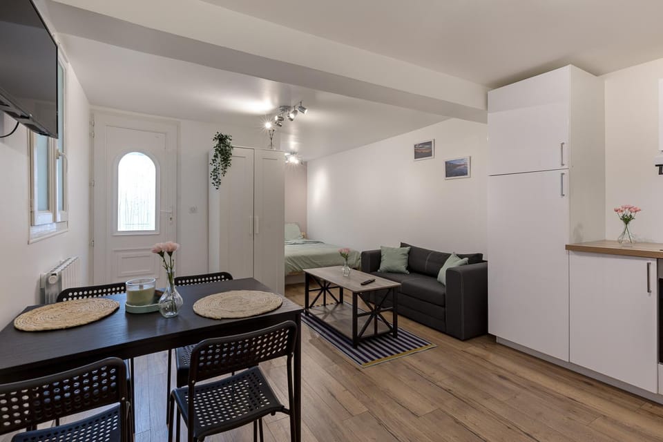 Kitchen or kitchenette, Living room, Seating area, Dining area, oven