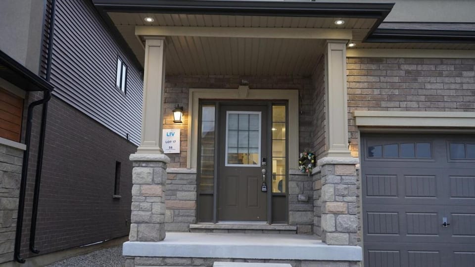 Stunning fully furnished detached house 4 Bed Retreat, with complete privacy and comfort, WiFi & Full Kitchen House in Brant